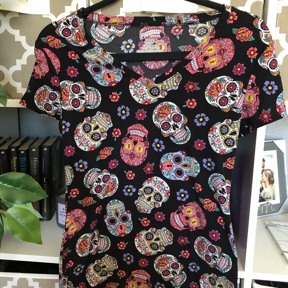 Skull design woman’s size small petite bundle set of 4. - Picture 10 of 11